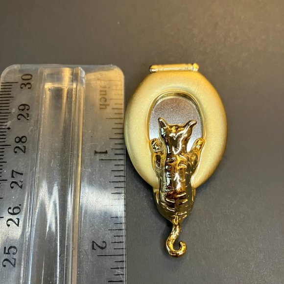 80s Vintage AJC Goldtone Cat Looking into Toilet Mirror Cat Pin Brooch - Picture 7 of 9
